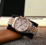 Montre Michael Kors Lexington MK5735 sur son support, avec le logo Planetawatches, disponible au Maroc.