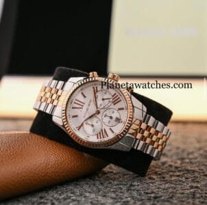 Montre Michael Kors Lexington MK5735 sur son support, avec le logo Planetawatches, disponible au Maroc.