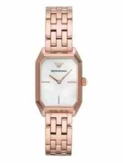 Marque: Emporio Armani Modèle: AR11147 Boîtier: Diamètre : 36 mm Epaisseur : 6 mm Acier inoxydable Doré Cadran: Verre : Minéral Bris Bracelet: Largeur : 20 mm Acier Inoxydable Doré, argent Etanchéité: 50 m (5 ATM) Type de boucle: Boucle déployante