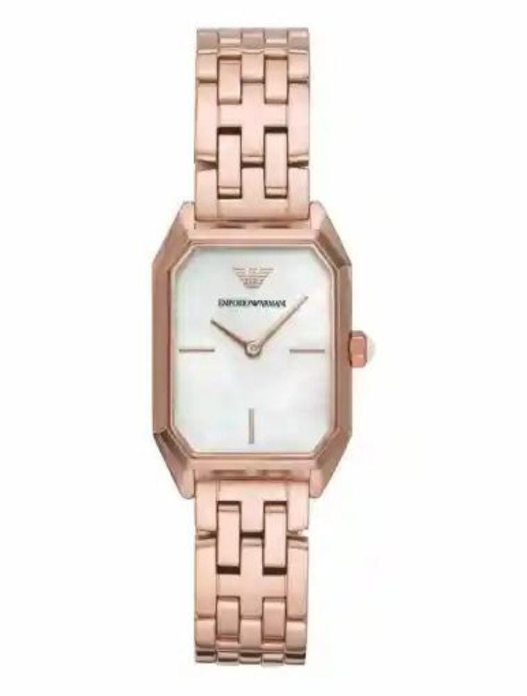 Marque: Emporio Armani Modèle: AR11147 Boîtier: Diamètre : 36 mm Epaisseur : 6 mm Acier inoxydable Doré Cadran: Verre : Minéral Bris Bracelet: Largeur : 20 mm Acier Inoxydable Doré, argent Etanchéité: 50 m (5 ATM) Type de boucle: Boucle déployante