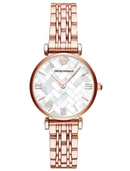 Marque: Emporio Armani Modèle: Armani Retro Boîtier: Diamètre : 32 mm Epaisseur : 8 mm Acier inoxydable Argent Cadran: Verre : Minéral Argent Bracelet: Largeur : 14 mm Acier Inoxydable Argent Etanchéité: 30 m (3 ATM) Type de boucle: Boucle déployante