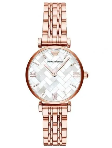 Marque: Emporio Armani Modèle: Armani Retro Boîtier: Diamètre : 32 mm Epaisseur : 8 mm Acier inoxydable Argent Cadran: Verre : Minéral Argent Bracelet: Largeur : 14 mm Acier Inoxydable Argent Etanchéité: 30 m (3 ATM) Type de boucle: Boucle déployante