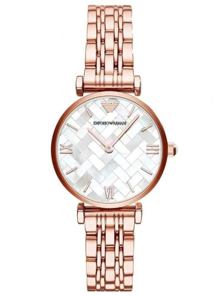 Marque: Emporio Armani Modèle: Armani Retro Boîtier: Diamètre : 32 mm Epaisseur : 8 mm Acier inoxydable Argent Cadran: Verre : Minéral Argent Bracelet: Largeur : 14 mm Acier Inoxydable Argent Etanchéité: 30 m (3 ATM) Type de boucle: Boucle déployante