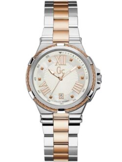 Marque: Guess Collection Modèle: Structura Cable Boîtier: Diamètre : 36mm Acier inoxydable Argent, doré Cadran: Verre : Minéral Argent Bracelet: Acier inoxydable Argent, doré Etanchéité: 100 m (10 ATM) Type de boucle: Boucle déployante Détails techniques: Dateur
