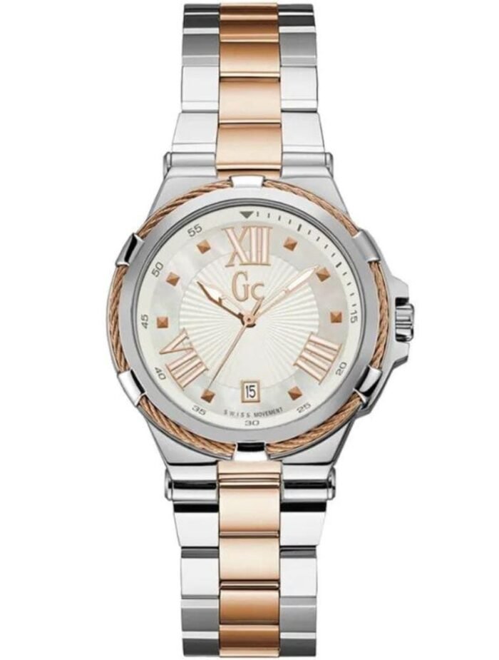 Marque: Guess Collection Modèle: Structura Cable Boîtier: Diamètre : 36mm Acier inoxydable Argent, doré Cadran: Verre : Minéral Argent Bracelet: Acier inoxydable Argent, doré Etanchéité: 100 m (10 ATM) Type de boucle: Boucle déployante Détails techniques: Dateur