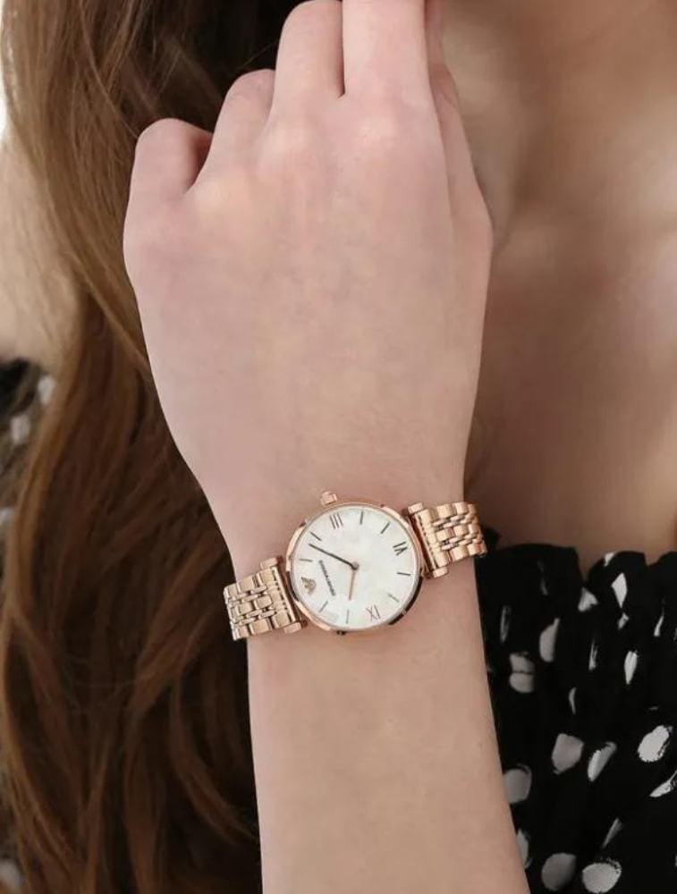Marque: Emporio Armani Modèle: Armani Retro Boîtier: Diamètre : 32 mm Epaisseur : 8 mm Acier inoxydable Argent Cadran: Verre : Minéral Argent Bracelet: Largeur : 14 mm Acier Inoxydable Argent Etanchéité: 30 m (3 ATM) Type de boucle: Boucle déployante