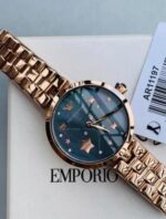 Montre de luxe pour femme avec boite et sachet EMPORIO ARMANI Garantie de 2ans Bracelet en acier inoxydable Boîtier en acier inoxydable Montre pour femme à mouvement Quartz Type d’affichage : Analogique Diamètre du cadran : 32 millimètres