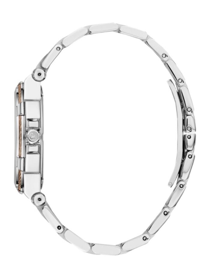 Marque: Guess Collection Modèle: Structura Cable Boîtier: Diamètre : 36mm Acier inoxydable Argent, doré Cadran: Verre : Minéral Argent Bracelet: Acier inoxydable Argent, doré Etanchéité: 100 m (10 ATM) Type de boucle: Boucle déployante Détails techniques: Dateur