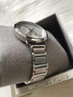 Marque: Michael Kors Modèle: PORTIA Boîtier: Diamètre : 36 mm Epaisseur : 7 mm Acier inoxydable Black Cadran: Verre : Minéral Black Bracelet: Largeur : 14 mm Acier inoxydable Black Etanchéité: 50 m (5 ATM) Type de boucle: Boucle déployante