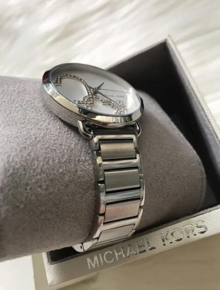 Marque: Michael Kors Modèle: PORTIA Boîtier: Diamètre : 36 mm Epaisseur : 7 mm Acier inoxydable Black Cadran: Verre : Minéral Black Bracelet: Largeur : 14 mm Acier inoxydable Black Etanchéité: 50 m (5 ATM) Type de boucle: Boucle déployante