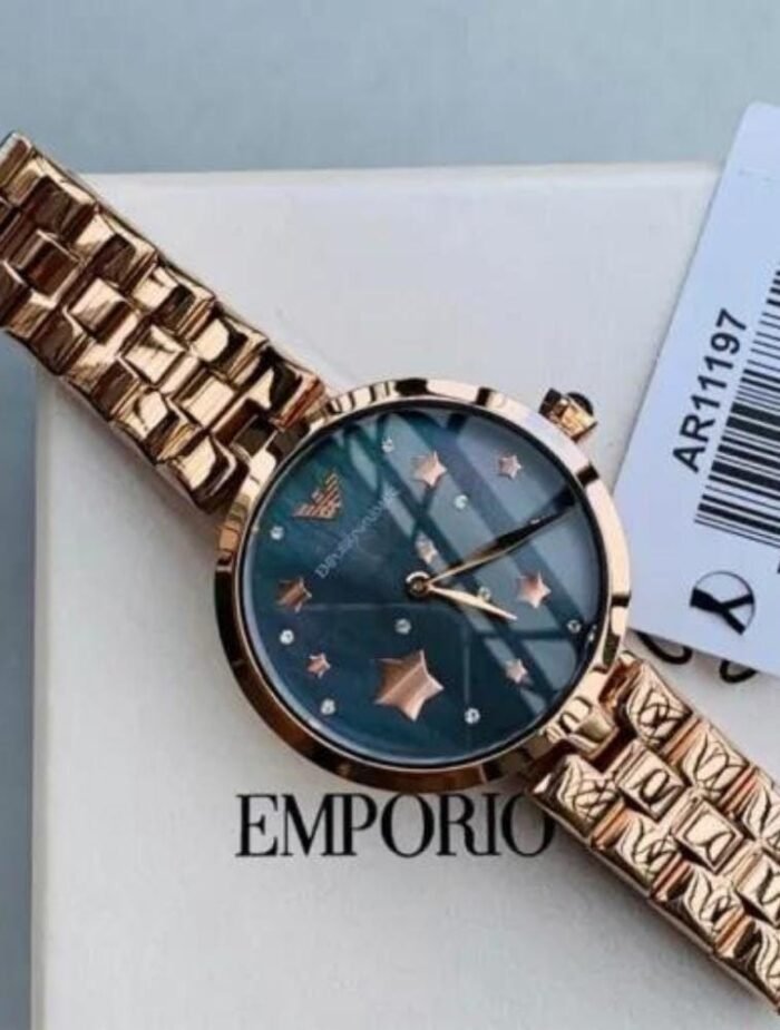 Montre de luxe pour femme avec boite et sachet EMPORIO ARMANI Garantie de 2ans Bracelet en acier inoxydable Boîtier en acier inoxydable Montre pour femme à mouvement Quartz Type d’affichage : Analogique Diamètre du cadran : 32 millimètres