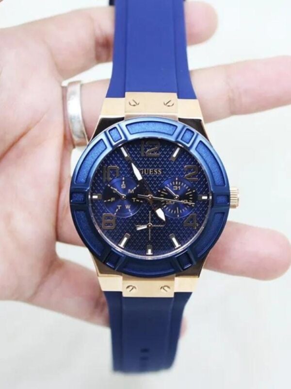 Marque: Guess Modèle: U0571L1 Boîtier: Diamètre : 39 mm Epaisseur : 9 mm Cadran: Verre : Minéral Gold Bracelet: Largeur : 18 mm Silicone Etanchéité: 30 m (3 ATM) Type de boucle: Boucle simple