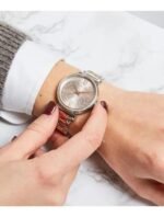 Marque: Michael Kors Modèle: Sofie Boîtier: Diamètre : 36 mm Épaisseur : 7 mm Acier inoxydable Argenté Cadran: Verre : Minéral Rose Gold Bracelet: Largeur : 14 mm Acier inoxydable Argenté Rose Gold Etanchéité: 50 m (5 ATM) Type de boucle: Boucle déployante