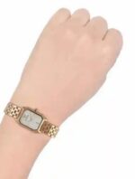 Marque: Emporio Armani Modèle: AR11147 Boîtier: Diamètre : 36 mm Epaisseur : 6 mm Acier inoxydable Doré Cadran: Verre : Minéral Bris Bracelet: Largeur : 20 mm Acier Inoxydable Doré, argent Etanchéité: 50 m (5 ATM) Type de boucle: Boucle déployante