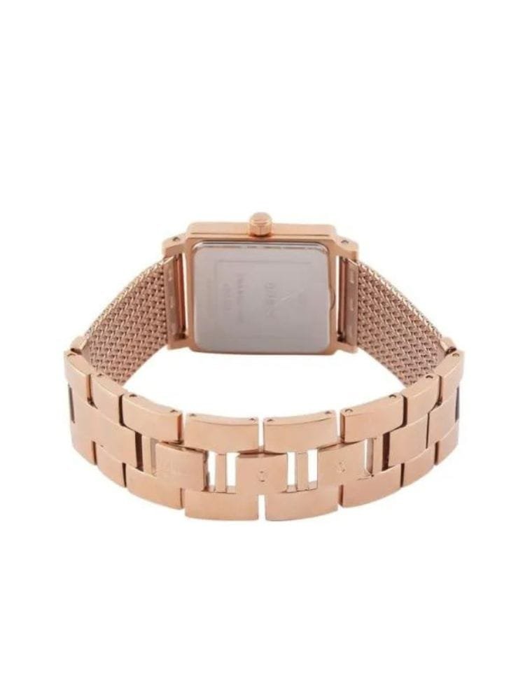 Marque: Guess Modèle: Highline Boîtier: Diamètre : 28 mm Epaisseur : 10 mm Acier inoxydable Pierre : Cristal Doré rose Cadran: Verre : Minéral Blanc Bracelet: Largeur : 20 mm Acier inoxydable Doré rose Etanchéité: 30 m (3 ATM) Type de boucle: Boucle déployante