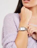 Marque: Emporio Armani Modèle: AR11146 Boîtier: Diamètre : 36 mm Epaisseur : 6 mm Acier inoxydable Doré Cadran: Verre : Minéral Bris Bracelet: Largeur : 20 mm Acier Inoxydable Doré, argent Etanchéité: 50 m (5 ATM) Type de boucle: Boucle déployante
