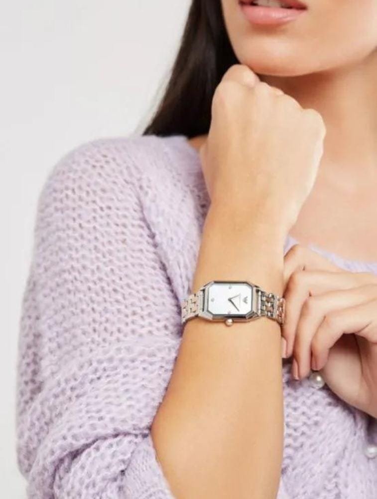 Marque: Emporio Armani Modèle: AR11146 Boîtier: Diamètre : 36 mm Epaisseur : 6 mm Acier inoxydable Doré Cadran: Verre : Minéral Bris Bracelet: Largeur : 20 mm Acier Inoxydable Doré, argent Etanchéité: 50 m (5 ATM) Type de boucle: Boucle déployante