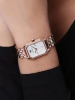 Marque: Emporio Armani Modèle: AR11147 Boîtier: Diamètre : 36 mm Epaisseur : 6 mm Acier inoxydable Doré Cadran: Verre : Minéral Bris Bracelet: Largeur : 20 mm Acier Inoxydable Doré, argent Etanchéité: 50 m (5 ATM) Type de boucle: Boucle déployante