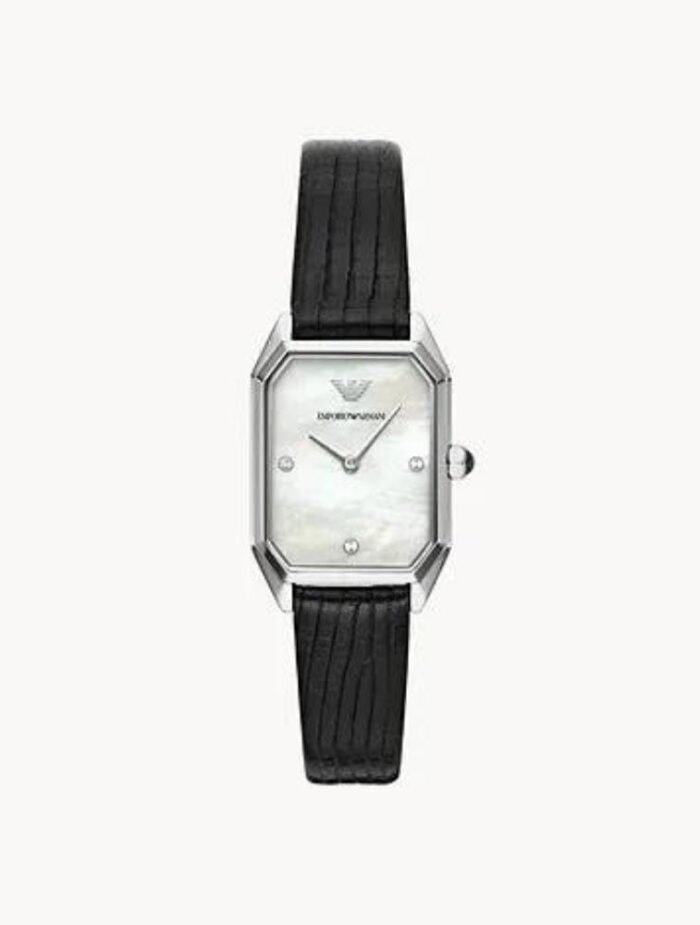Marque: Emporio Armani Modèle: Armani Retro Boîtier: Diamètre : 32 mm Epaisseur : 8 mm Acier inoxydable Argent Cadran: Verre : Minéral Argent Bracelet: Largeur : 14 mm cuire noir Etanchéité: 30 m (3 ATM) Type de boucle: Boucle déployante