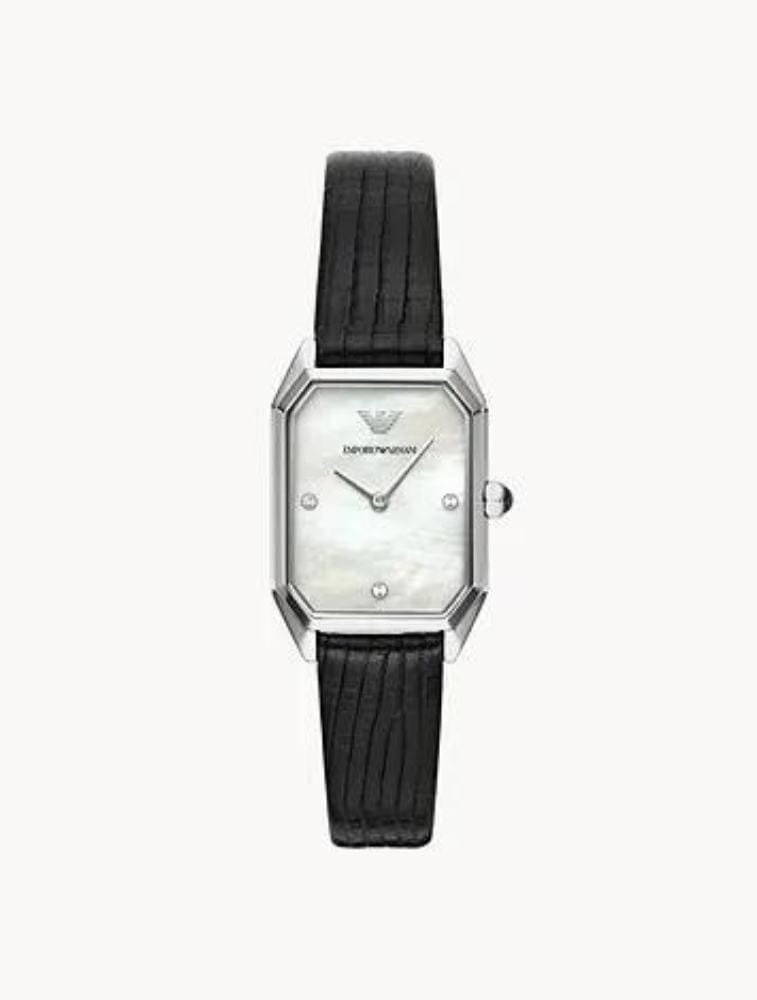 Marque: Emporio Armani Modèle: Armani Retro Boîtier: Diamètre : 32 mm Epaisseur : 8 mm Acier inoxydable Argent Cadran: Verre : Minéral Argent Bracelet: Largeur : 14 mm cuire noir Etanchéité: 30 m (3 ATM) Type de boucle: Boucle déployante