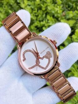 Marque: Michael Kors Modèle: PORTIA Boîtier: Diamètre : 36 mm Epaisseur : 7 mm Acier inoxydable Black Cadran: Verre : Minéral Black Bracelet: Largeur : 14 mm Acier inoxydable Black Etanchéité: 50 m (5 ATM) Type de boucle: Boucle déployante