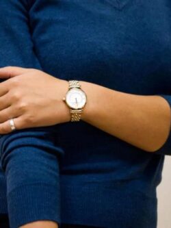 Marque: Emporio Armani Modèle: Armani Retro Boîtier: Diamètre : 32 mm Epaisseur : 8 mm Acier inoxydable Argent Cadran: Verre : Minéral Argent Bracelet: Largeur : 14 mm Acier Inoxydable Argent Etanchéité: 30 m (3 ATM) Type de boucle: Boucle déployante