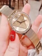 Marque: Guess Modèle:W1142L2 W1142L2 Boîtier: Diamètre : 32mm Epaisseur : 9 mm Acier inoxydable Cadran: Verre : Minéral Gold Bracelet: Largeur : 18 mm Acier inoxydable Etanchéité: 30 m (3 ATM) Type de boucle: Boucle simple