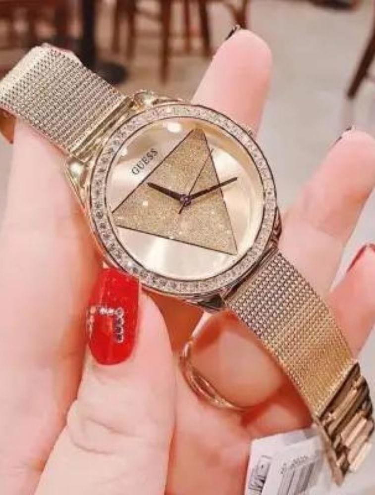 Marque: Guess Modèle:W1142L2 W1142L2 Boîtier: Diamètre : 32mm Epaisseur : 9 mm Acier inoxydable Cadran: Verre : Minéral Gold Bracelet: Largeur : 18 mm Acier inoxydable Etanchéité: 30 m (3 ATM) Type de boucle: Boucle simple