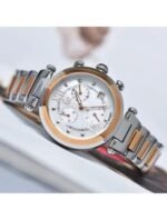 Marque: Guess Collection Modèle: LadyChic Boîtier: Diamètre : 36 mm Epaisseur : 11 mm Acier inoxydable Argent, doré Cadran: Verre : Minéral Blanc Bracelet: Largeur : 20 mm Acier inoxydable Argent, doré Etanchéité: 100 m (10 ATM) Type de boucle: Boucle déployante Détails techniques: Dateur Chronomètre