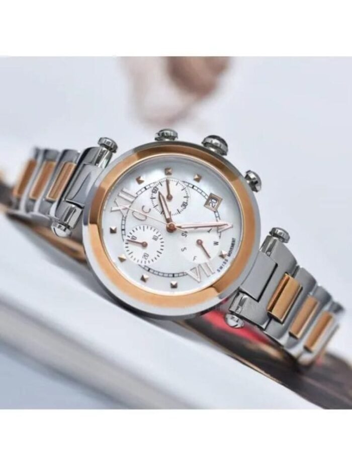 Marque: Guess Collection Modèle: LadyChic Boîtier: Diamètre : 36 mm Epaisseur : 11 mm Acier inoxydable Argent, doré Cadran: Verre : Minéral Blanc Bracelet: Largeur : 20 mm Acier inoxydable Argent, doré Etanchéité: 100 m (10 ATM) Type de boucle: Boucle déployante Détails techniques: Dateur Chronomètre