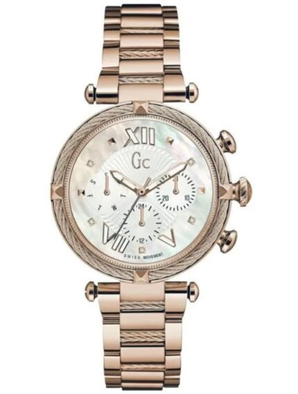 Marque: Guess Collection Modèle: Câblechic Boîtier: Diamètre : 38 mm Epaisseur : 11 mm Acier inoxydable Doré Cadran: Verre : Minéral Blanc Bracelet: Acier inoxydable Doré Etanchéité: 100 m (10 ATM) Type de boucle: Boucle déployante Détails techniques: Dateur