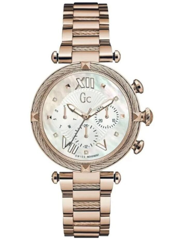 Marque: Guess Collection Modèle: Câblechic Boîtier: Diamètre : 38 mm Epaisseur : 11 mm Acier inoxydable Doré Cadran: Verre : Minéral Blanc Bracelet: Acier inoxydable Doré Etanchéité: 100 m (10 ATM) Type de boucle: Boucle déployante Détails techniques: Dateur