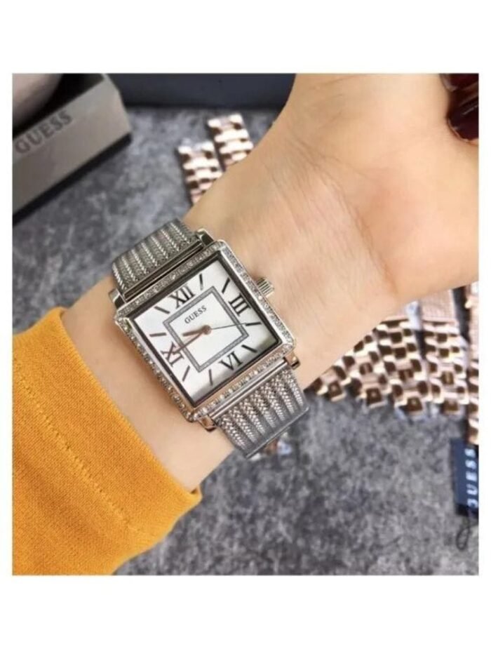 Marque: Guess Modèle: Highline Boîtier: Diamètre : 28 mm Epaisseur : 10 mm Acier inoxydable Pierre : Cristal Argent Cadran: Verre : Minéral Blanc Bracelet: Largeur : 20 mm Acier inoxydable Argent Etanchéité: 30 m (3 ATM) Type de boucle: Boucle déployante