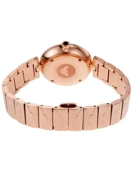 Marque: Emporio Armani Modèle: Armani Retro Boîtier: Diamètre : 32 mm Epaisseur : 8 mm Acier inoxydable Argent Cadran: Verre : Minéral Argent Bracelet: Largeur : 14 mm Acier Inoxydable Argent Etanchéité: 30 m (3 ATM) Type de boucle: Boucle déployante