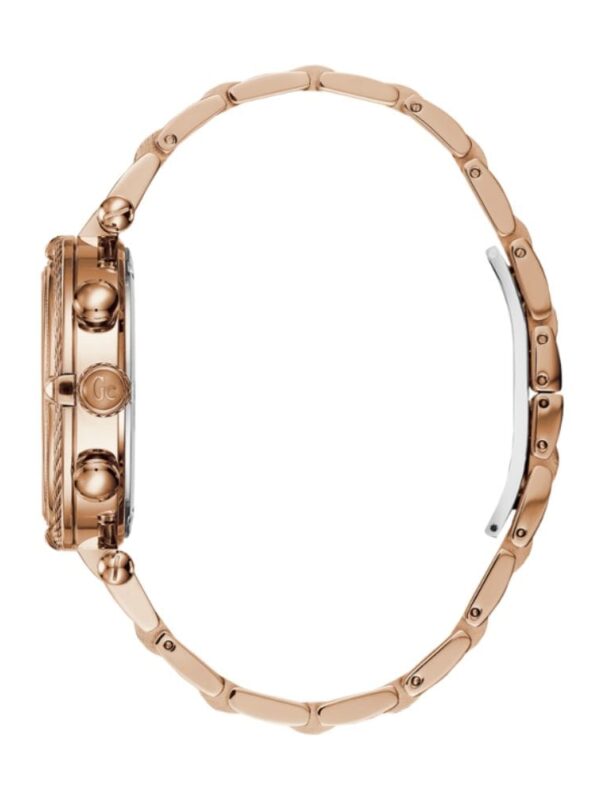 Marque: Guess Collection Modèle: Câblechic Boîtier: Diamètre : 38 mm Epaisseur : 11 mm Acier inoxydable Doré Cadran: Verre : Minéral Blanc Bracelet: Acier inoxydable Doré Etanchéité: 100 m (10 ATM) Type de boucle: Boucle déployante Détails techniques: Dateur