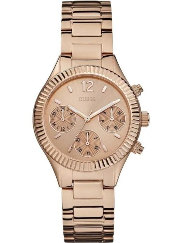 Marque: GUESS Modèle: Wirstwatch Boîtier: Diamètre : 35 mm Epaisseur : 10 mm Acier inoxydable Rose Gold Cadran: Verre : Minéral Rose Gold Bracelet: Largeur : 11 mm Acier Inoxydable Rose Gold Etanchéité: 30 m (3 ATM) Type de boucle: Boucle déployante