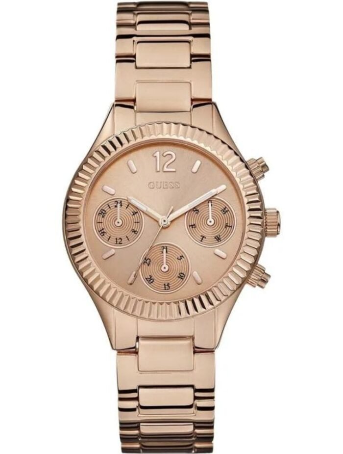 Marque: GUESS Modèle: Wirstwatch Boîtier: Diamètre : 35 mm Epaisseur : 10 mm Acier inoxydable Rose Gold Cadran: Verre : Minéral Rose Gold Bracelet: Largeur : 11 mm Acier Inoxydable Rose Gold Etanchéité: 30 m (3 ATM) Type de boucle: Boucle déployante