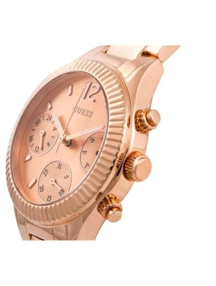 Marque: GUESS Modèle: Wirstwatch Boîtier: Diamètre : 35 mm Epaisseur : 10 mm Acier inoxydable Rose Gold Cadran: Verre : Minéral Rose Gold Bracelet: Largeur : 11 mm Acier Inoxydable Rose Gold Etanchéité: 30 m (3 ATM) Type de boucle: Boucle déployante
