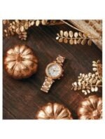 Marque: Guess Collection Modèle: Câblechic Boîtier: Diamètre : 38 mm Epaisseur : 11 mm Acier inoxydable Doré Cadran: Verre : Minéral Blanc Bracelet: Acier inoxydable Doré Etanchéité: 100 m (10 ATM) Type de boucle: Boucle déployante Détails techniques: Dateur