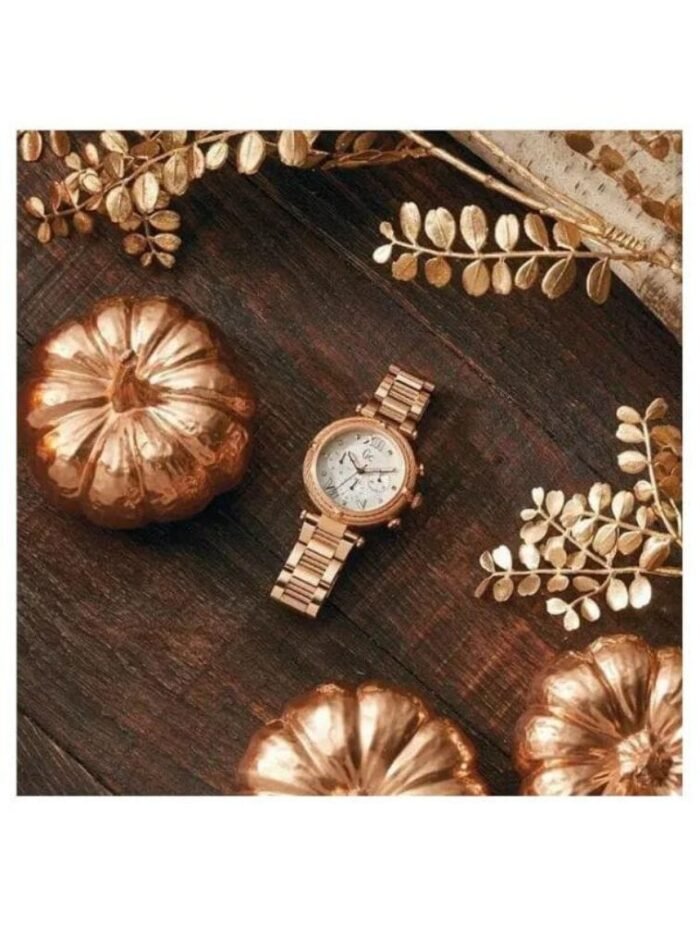 Marque: Guess Collection Modèle: Câblechic Boîtier: Diamètre : 38 mm Epaisseur : 11 mm Acier inoxydable Doré Cadran: Verre : Minéral Blanc Bracelet: Acier inoxydable Doré Etanchéité: 100 m (10 ATM) Type de boucle: Boucle déployante Détails techniques: Dateur