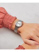 Marque: Guess Modèle: Park Ave South Boîtier: Diamètre : 30 mm Epaisseur : 9 mm Acier inoxydable Doré Cadran: Verre : Minéral Blanc Bracelet: Largeur : 19 mm Acier inoxydable Doré Etanchéité: 30 m (3 ATM) Type de boucle: Boucle déployante