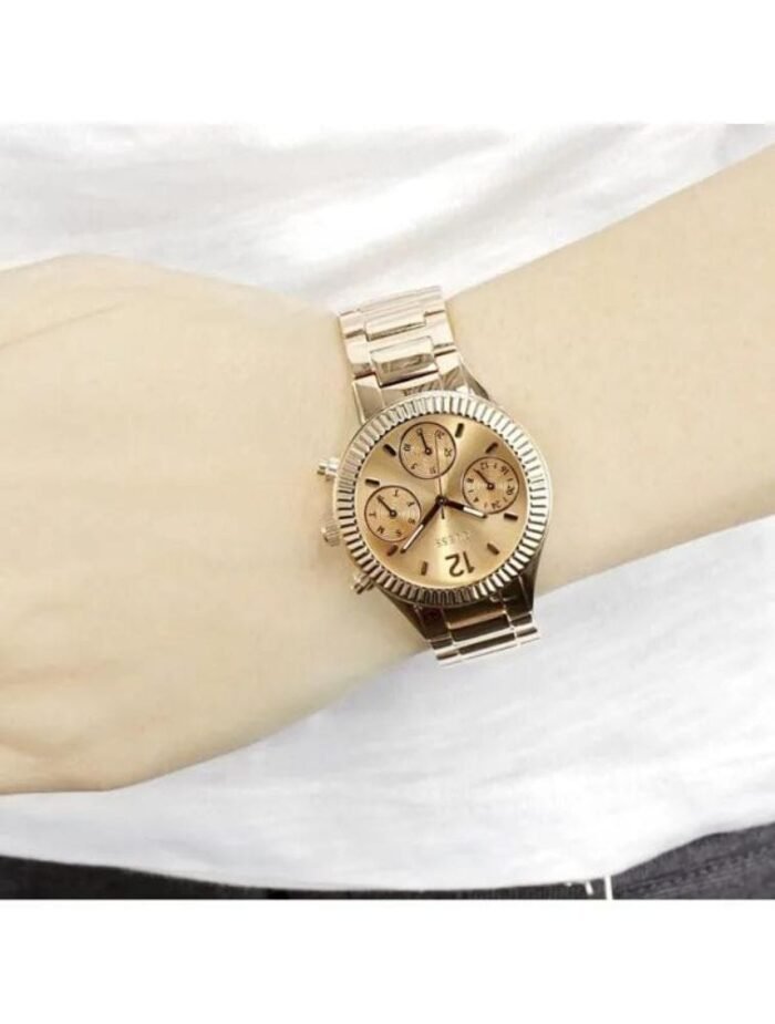 Marque: GUESS Modèle: Wirstwatch Boîtier: Diamètre : 35 mm Epaisseur : 10 mm Acier inoxydable Gold Cadran: Verre : Minéral Gold Bracelet: Largeur : 11 mm Acier Inoxydable Gold Etanchéité: 30 m (3 ATM) Type de boucle: Boucle déployante