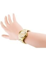 Marque: GUESS Modèle: Wirstwatch Boîtier: Diamètre : 35 mm Epaisseur : 10 mm Acier inoxydable Gold Cadran: Verre : Minéral Gold Bracelet: Largeur : 11 mm Acier Inoxydable Gold Etanchéité: 30 m (3 ATM) Type de boucle: Boucle déployante