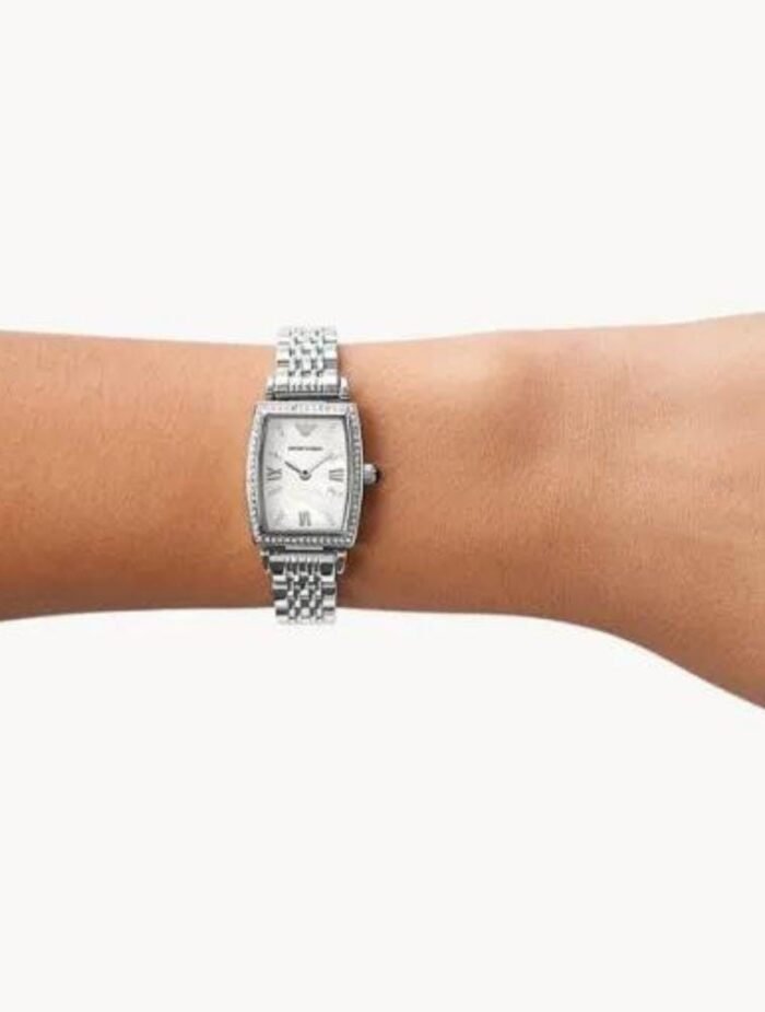Montre de luxe pour femme avec boite et sachet EMPORIO ARMANI Garantie de 2ans Bracelet en acier inoxydable Boîtier en acier inoxydable Montre pour femme à mouvement Quartz Type d’affichage : Analogique Diamètre du cadran : 26 millimètres