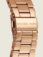 Marque: Michael Kors Modèle: PORTIA Boîtier: Diamètre : 36 mm Epaisseur : 7 mm Acier inoxydable Black Cadran: Verre : Minéral Black Bracelet: Largeur : 14 mm Acier inoxydable Black Etanchéité: 50 m (5 ATM) Type de boucle: Boucle déployante