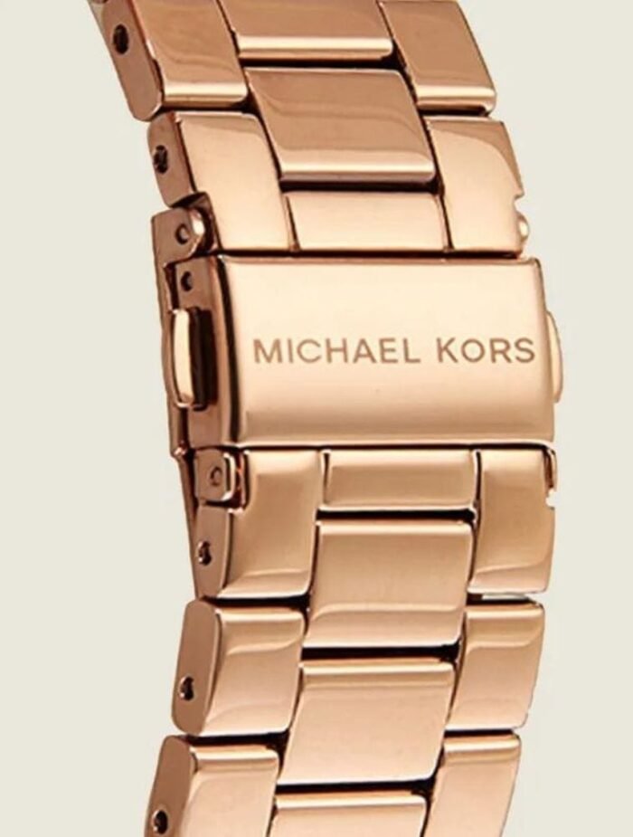 Marque: Michael Kors Modèle: PORTIA Boîtier: Diamètre : 36 mm Epaisseur : 7 mm Acier inoxydable Black Cadran: Verre : Minéral Black Bracelet: Largeur : 14 mm Acier inoxydable Black Etanchéité: 50 m (5 ATM) Type de boucle: Boucle déployante