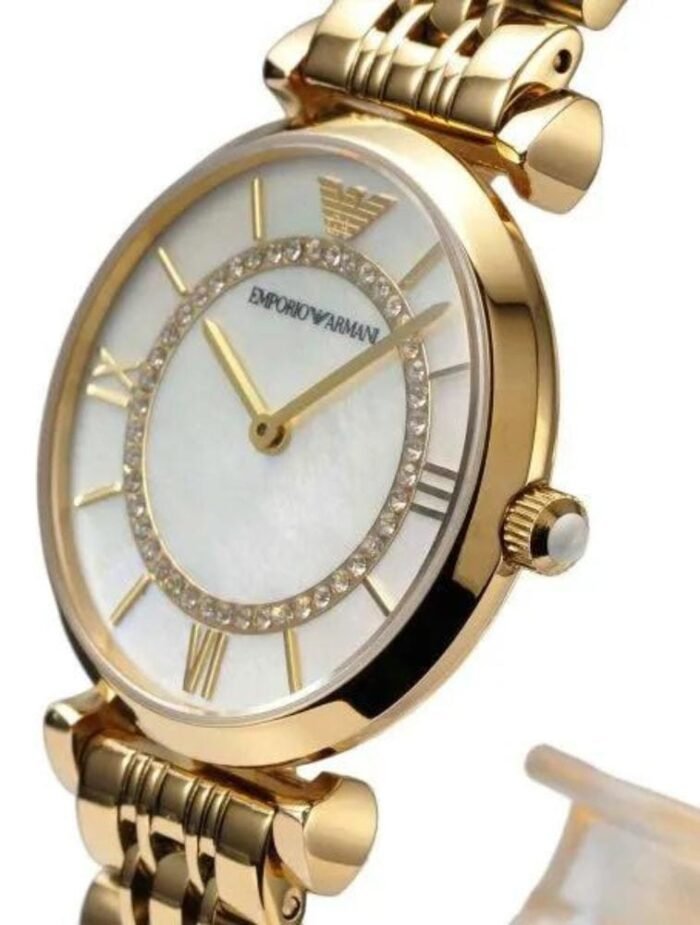 Marque: Emporio Armani Modèle: Armani Retro Boîtier: Diamètre : 32 mm Epaisseur : 8 mm Acier inoxydable Argent Cadran: Verre : Minéral Argent Bracelet: Largeur : 14 mm Acier Inoxydable Argent Etanchéité: 30 m (3 ATM) Type de boucle: Boucle déployante
