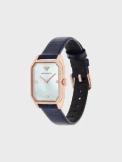 DÉTAILS Composition 49% Cuir 44% Acier Inoxydable 5% Cristal 1% Nacre 1% Plastique Mouvement : quartz, deux aiguilles Cadran : nacre, blanc Taille du cadran : 24 mm Matière du boîtier : acier inoxydable Placage : or rose Bracelet : cuir bleu ATM : 3 ATM