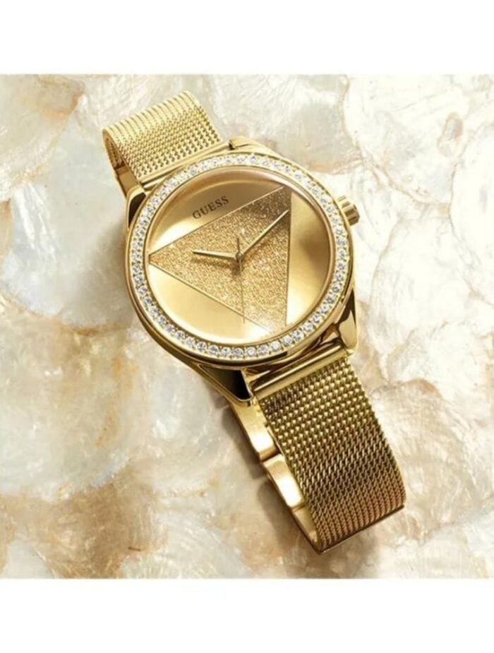Marque: Guess Modèle:W1142L2 W1142L2 Boîtier: Diamètre : 32mm Epaisseur : 9 mm Acier inoxydable Cadran: Verre : Minéral Gold Bracelet: Largeur : 18 mm Acier inoxydable Etanchéité: 30 m (3 ATM) Type de boucle: Boucle simple