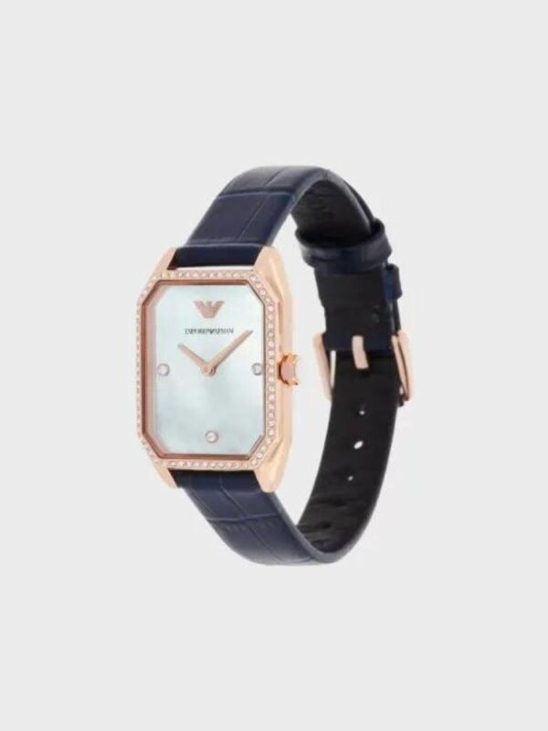 DÉTAILS Composition 49% Cuir 44% Acier Inoxydable 5% Cristal 1% Nacre 1% Plastique Mouvement : quartz, deux aiguilles Cadran : nacre, blanc Taille du cadran : 24 mm Matière du boîtier : acier inoxydable Placage : or rose Bracelet : cuir bleu ATM : 3 ATM